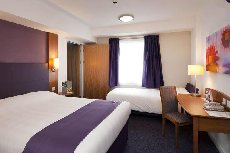 Premier Inn Dunfermline Exterior photo